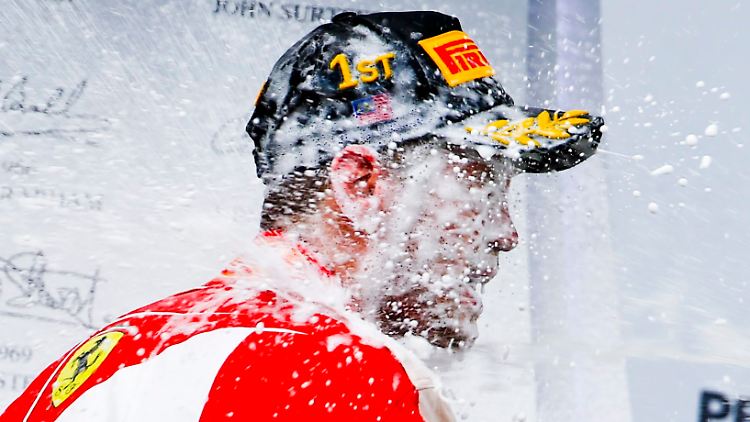 Schon im zweiten Rennen im Ferrari durfte Sebastian Vettel erstmals vom Siegersekt kosten.