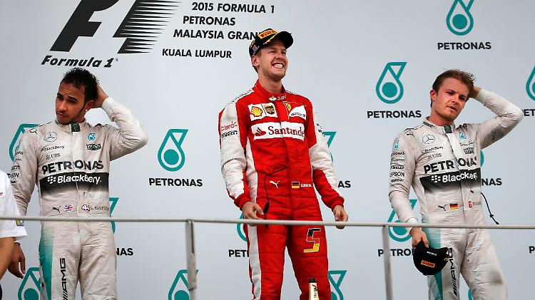 Sebastian Vettel landete in Malaysia einen Überraschungssieg - zum sichtbaren Missvergnügen der Mercedes-Dominatoren Lewis Hamilton (l.) und Nico Rosberg.