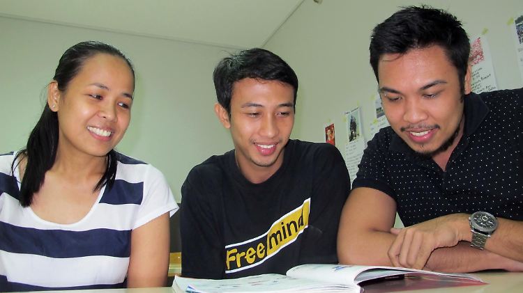 Lorenzo Ancheta (r), Francis Verdadero (M) und Sheila Monte beim Deutschlernen im Goethe-Institut in Manila.