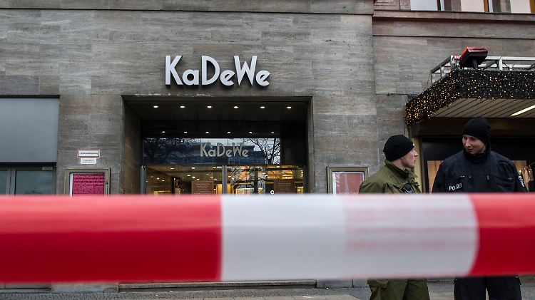 Die Diebe stürmten am helllichten Tag mit Äxten und Hämmern ins KaDeWe.