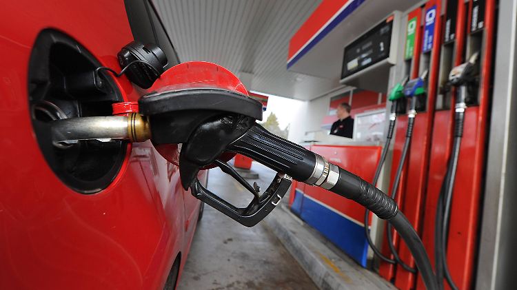 Hier bekommt es der Verbraucher zuerst zu spüren: Tanken wird wieder teurer.