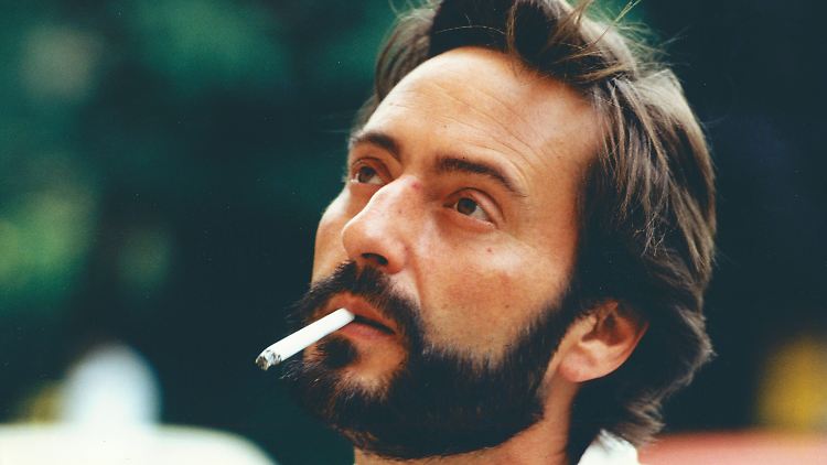 Ein Mann und sein Markenzeichen: Regisseur Dietl 1983 mit Zigarette in seiner Lieblingsstadt. 