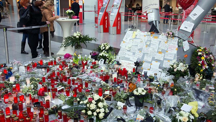 Briefe, Blumen und Kerzen erinnern im Düsseldorfer Flughafen an die Opfer des Germanwingsabsturzes.