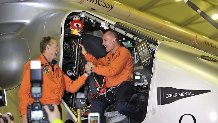 Bertrand Piccard (r.) und Andre Borschberg feiern ihre erfolgreiche Landung in Chongqing.