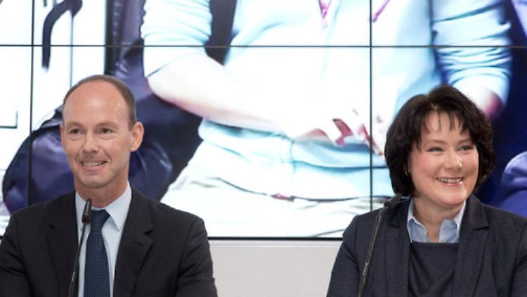 Bertelsmann-Chef Thomas Rabe (l) und Anke Schäferkordt, Chefin der RTL Group in Berlin bei der Zahlenpräsentation.