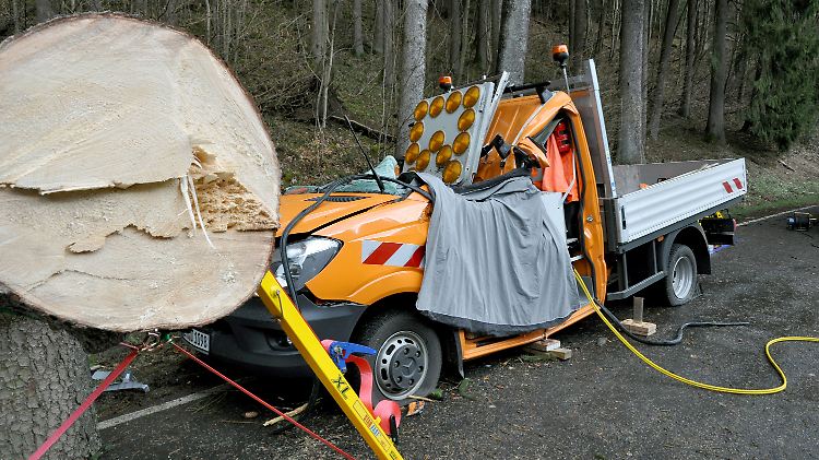 Auf dieses Fahrzeug der Straßenmeisterei stürzte in Montabaur ein Baum, zwei Menschen starben.