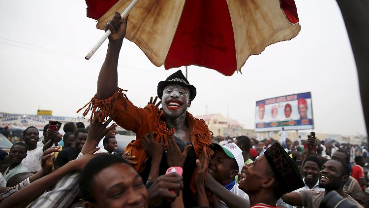 Anhänger des neuen Präsidenten feiern dessen Wahlsieg in den Straßen der Stadt Kano.