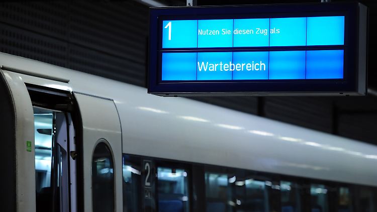 Warten auf den ICE: Im Juni waren mehr als 25 Prozent aller Züge nicht planmäßig. 