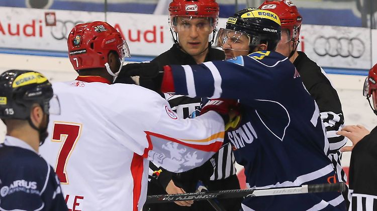 Play-Off-Eishockey ist nichts für Kuscheltiger - der Ingolstäder Jeffrey Szwez und Düsseldorfs Shawn Belle klären ihre Meinungsverschiedenheit unter Männern.