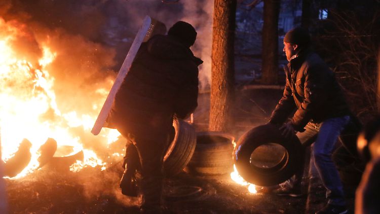 20. Februar 2014 auf dem Maidan. Demonstranten nutzen brennende Reifen als Barrikaden.