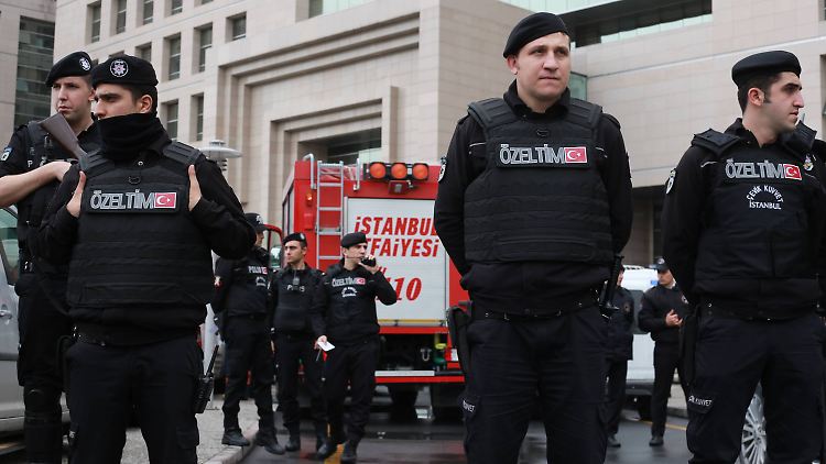 Polizisten vor dem Justizgebäude, in dem der Staatsanwalt als Geisel genommen wurde: Landesweit gibt es Verhaftungen von mutmaßlichen Mitgliedern und Sympathisanten der DHKP-C.