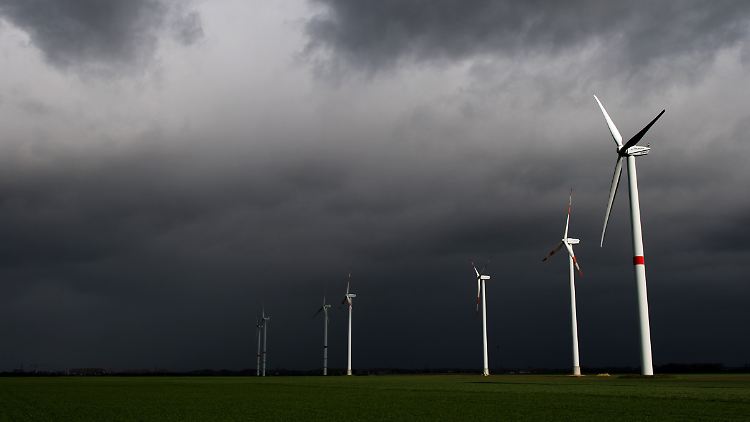 Windräder und Sturmtief "Niklas" bei Hannover.
