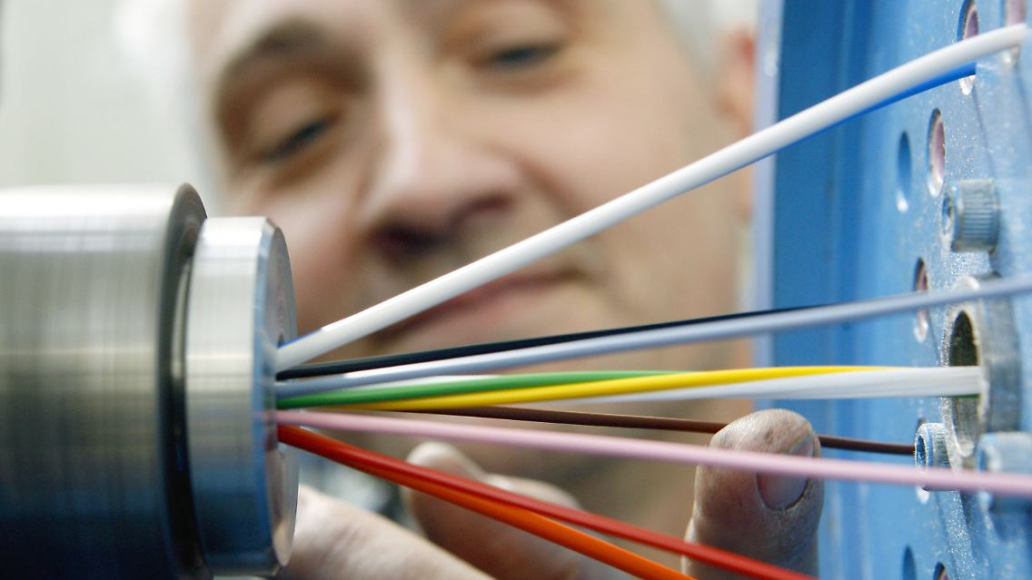 Das Geschäft mit dem Glasfasernetz: Allein der Netzaufbau bringt Milliarden.