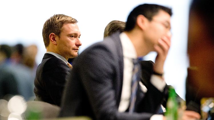 Philipp Rösler (r.) musste das desaströse Ergebnis der FDP bei der Bundestagswahl 2013 verantworten. Christian Lindner (l.) beerbte ihn als Parteivorsitzenden.