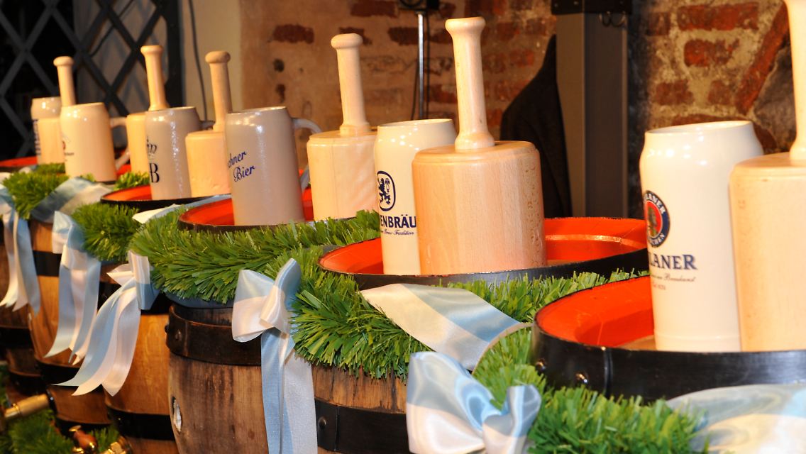 Bald gehts los: Maßkrüge und Schlegel der auf dem Oktoberfest ausschenkenden Münchener Brauereien vor der traditionellen Bierprobe.