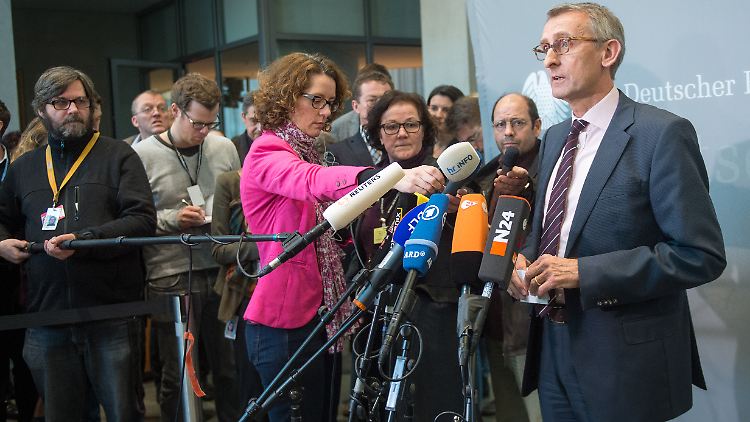 Armin Schuster vermutet, dass die Verzögerungen politisch motiviert sein könnten.