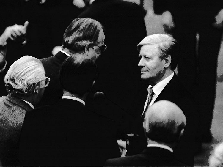 Am 1. Oktober wird Schmidt durch ein Konstruktives Misstrauensvotum im Bundestag gestürzt. Er gratuliert seinem Nachfolger Helmut Kohl.