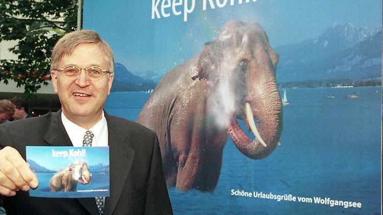 Peter Hintze vor einem Großflächenplakat der CDU im Juli 1998.