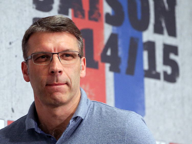 "Ich freue mich, dass ich den Platz mit dem besten Blick auf das Feld habe": Hamburgs Peter Knäbel vor seinem Debüt als Bundesligatrainer.