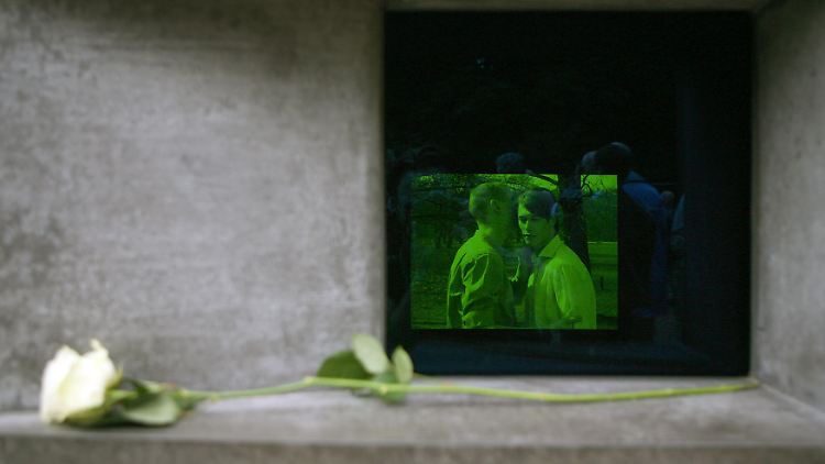 Ein Denkmal in Berlin dient dem Gedenken an vom NS-Regime verfolgte Homosexuelle. Allerdings wurden auch danach Schwule noch von Staats wegen diskriminiert.