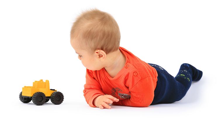Mithilfe eines Autos stellten die Forscher das Basiswissen der Babys auf den Kopf.
