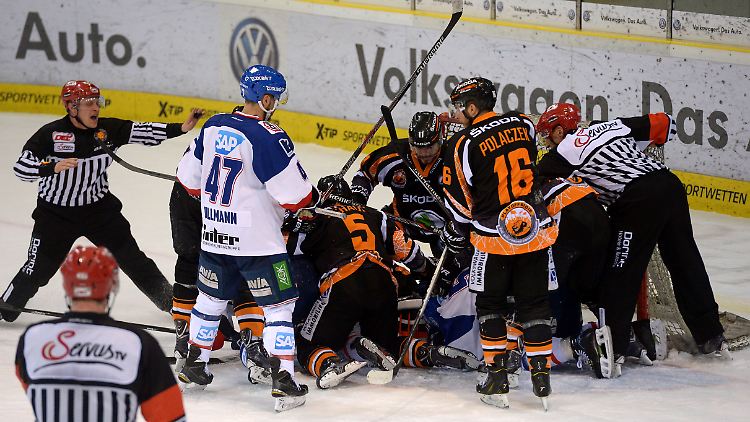 Gerangel vor dem Tor: Am Ende feiert Mannheim den Finaleinzug in den DEL-Play-offs gegen Wolfsburg.