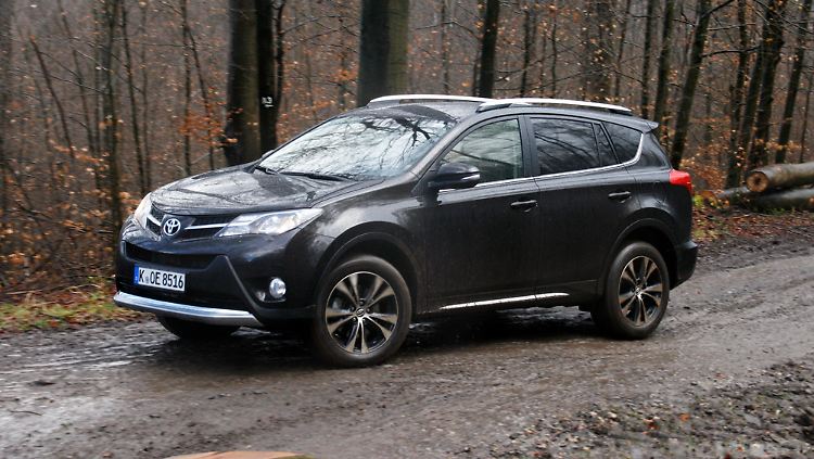 Als Edition S verfügt der RAV4 über Dachreling und Alufelgen