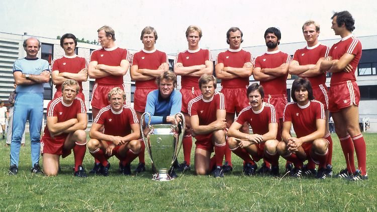 1976 gewinnt Dettmar Cramer mit dem FC Bayern München zum zweiten Mal in Folge den Europapokal der Landesmeister.