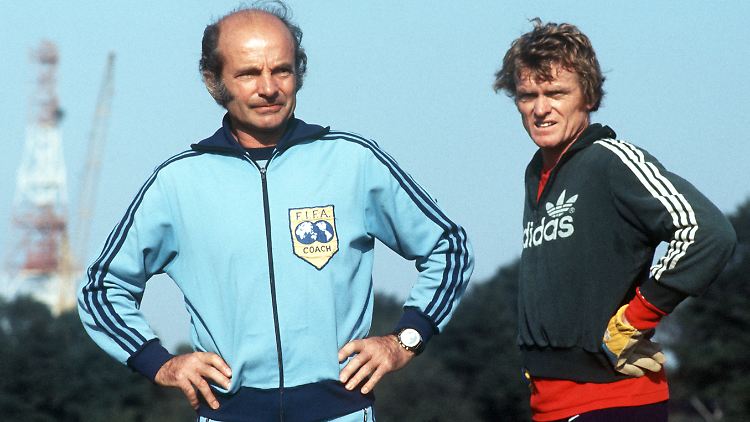 Fußball-Legenden unter sich: Dettmar Cramer und Sepp Maier beim FC Bayern München im Jahr 1976.