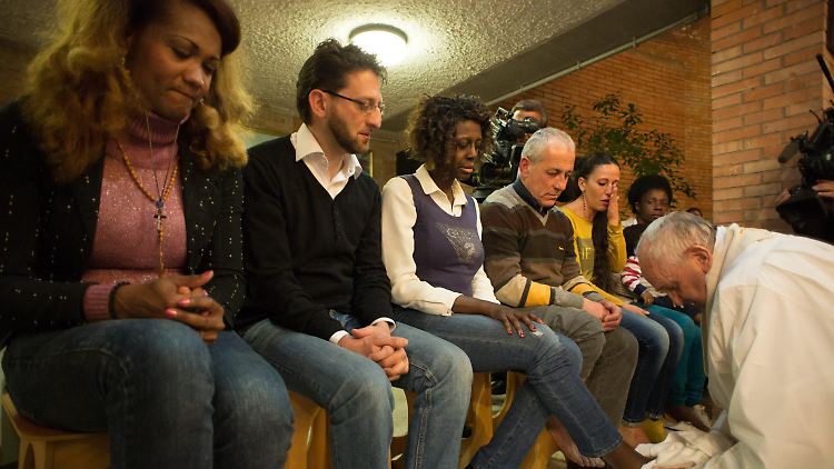 Die Zeremonie erinnert an die Demutsgeste Jesu beim letzten Abendmahl.