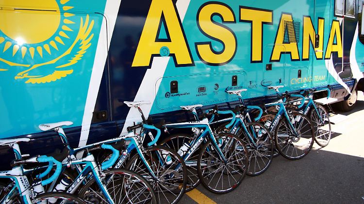 Auf der WorldTour müssen die Astana-Profis demnächst vielleicht vom Sattel steigen.