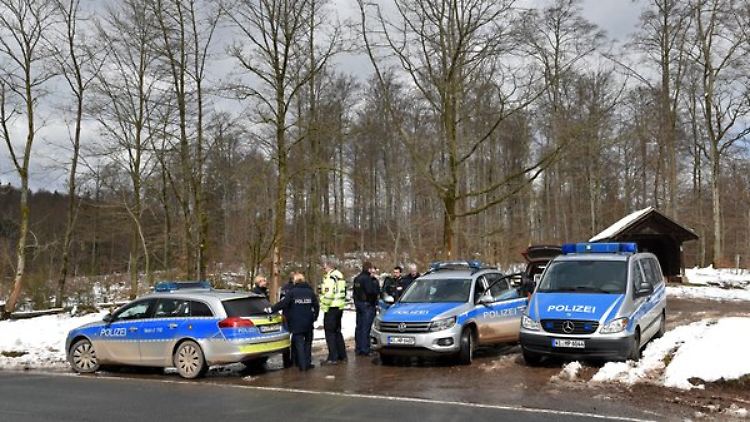 Am Boden suche Feuerwehr, Polizei und THW nach dem Flugzeug. In Der Luft hilft noch die Bundeswehr.