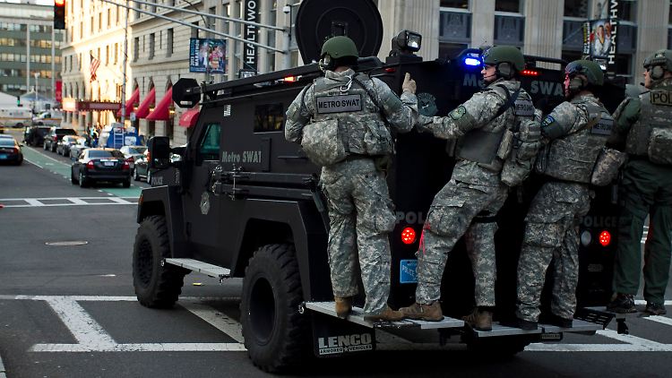 Die Pistolen saßen scheinbar locker bei der Suche nach den Boston-Attentätern.