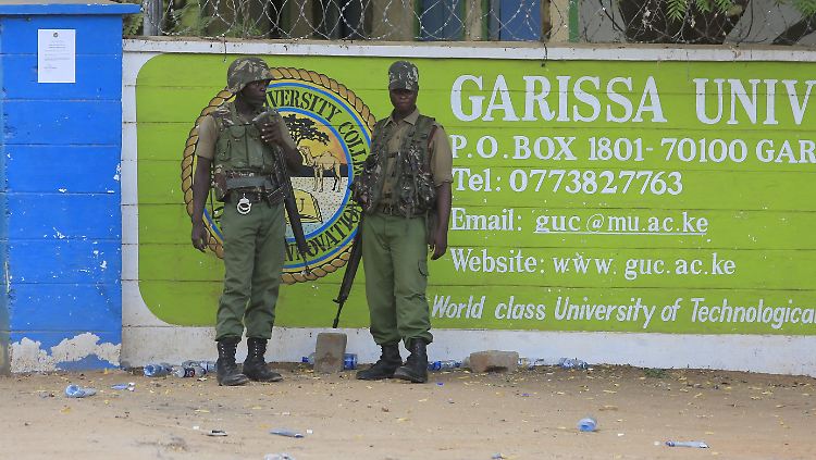 Polizisten bewachen noch immer das Universitätsgelände in Garissa.