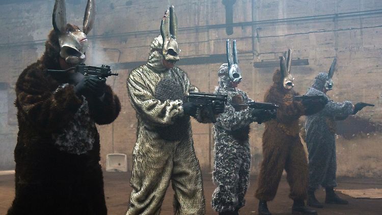 Bis an die Hasenzähne bewaffnet: die "Bad Easter Bunnies".