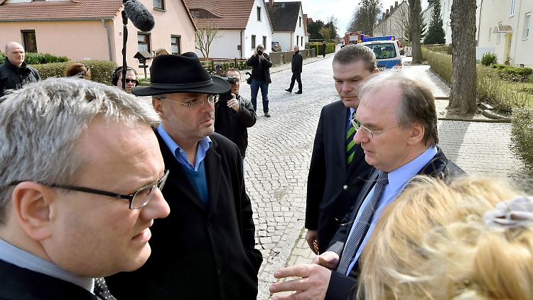 Der Fall Tröglitz hat die Politiker in Sachsen-Anhalt aufgeschreckt. Landrat Ulrich (l.) hält an dem Plan fest, 40 Asylbewerber in der Kleinstadt zu beherbergen.