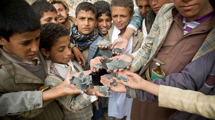 Jemenitische Jungen zeigen Schrapnell-Stücke, die nach einem saudischen Luftangriff durch ihr Dorf geflogen sind. Nach UN-Zählung sind mehr als 500 Zivilisten in knapp zwei Wochen ums Leben gekommen.