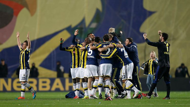 Jubel am 8. März in Istanbul: Die Spieler von Fenerbahce feiern ihren Sieg gegen Galatasaray.