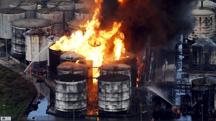 Mit Wasser ist den Flammen kaum beizukommen: Die Einsatzfahrzeuge der Feuerwehr wirken neben den riesigen Tanks geradezu winzig.