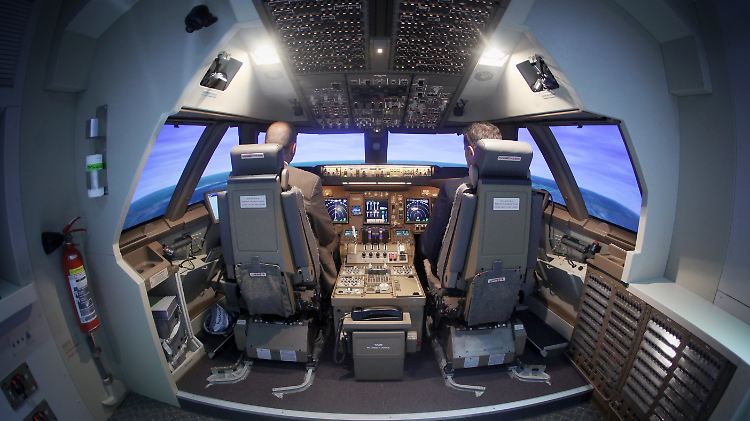 Zu den fortlaufenden Checks gehören Flugsimulatortests und medizinische Untersuchungen.