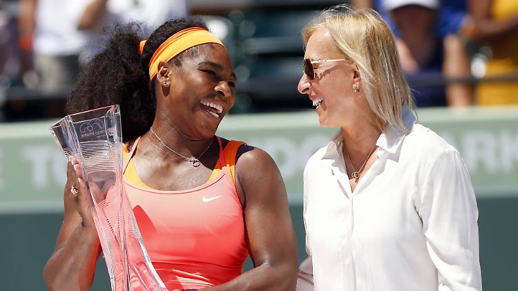 Williams plaudert nach ihrem Sieg ganz entspannt mit Navratilova - einholen will sie die 12-malige Siegerin nicht.