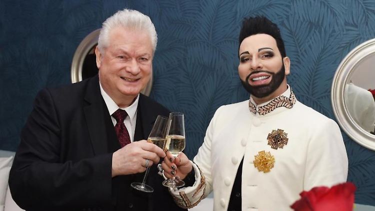Harald Glööckler (r) und Dieter Schroth wollen das Fest als Freunde gemeinsam verbringen.