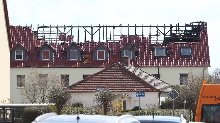 Das Dachgeschoss, das ab Mai als Wohnraum für Asylbewerber dienen sollte, brannte bei dem Brand in Tröglitz komplett aus.