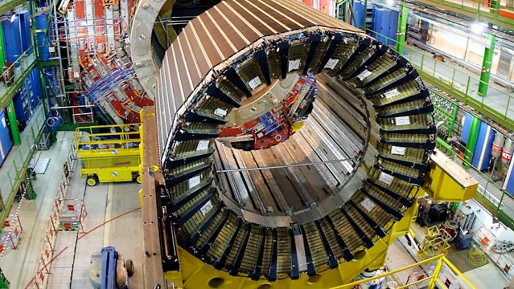 Large Hardron Collider ist die größter Maschine auf der Welt.