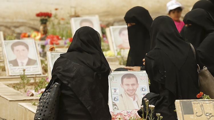 Frauen beerdigen in Sanaa männliche Angehörige, die als Huthi-Kämpfer umgekommen sind.