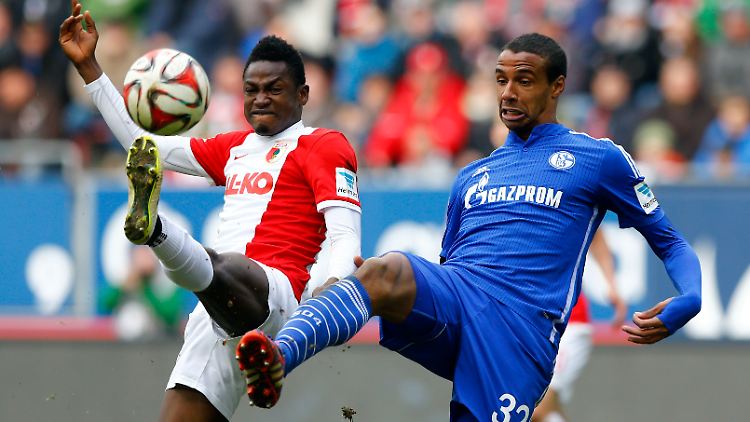 Hoch die Beine: Augsburgs Baba tanzt mit Schalkes Matip.