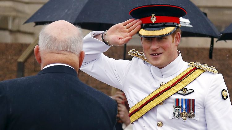 Ein kleines Lachen kann sich der britische Prinz bei so viel Jubel dann doch nicht verkneifen.