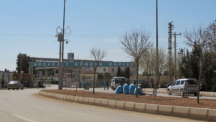 Der Grenzübergang im südosttürkischen Akcakale. Abseits der offiziellen Gebäude gehen Dschihadisten über die Grenze nach Syrien.