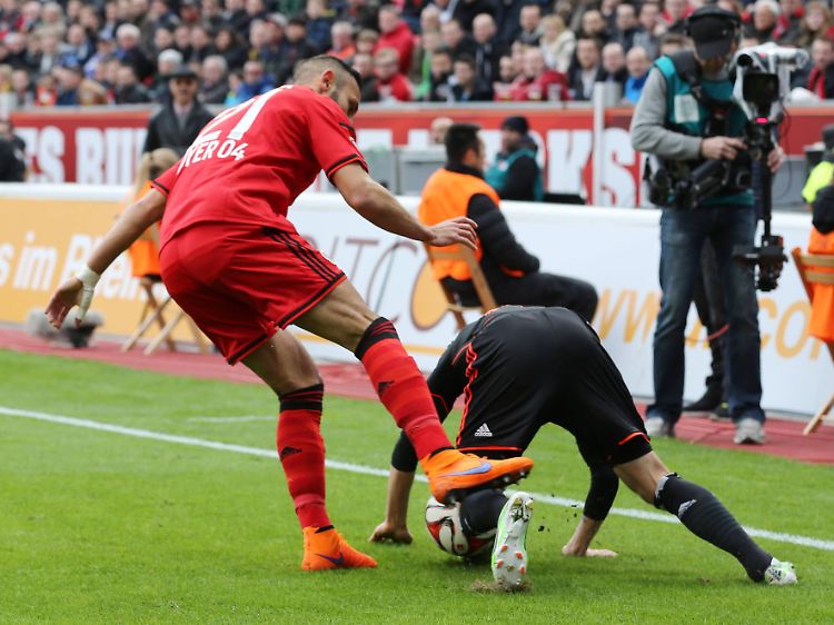 Glück gehabt: Für dieses tiefrotwürdige Foul sah Leverkusens Ömer Toprak nicht einmal Gelb.