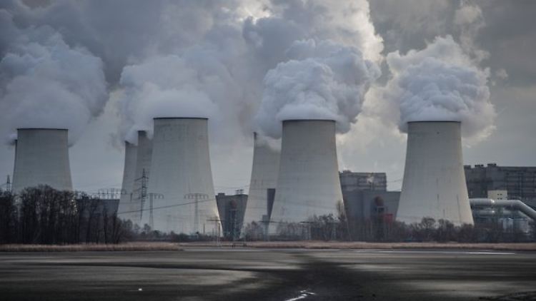 Kühltürme des Vattenfall-Braunkohlekraftwerkes in Jänschwalde (Brandenburg) - unter anderem in der Lausitz siegt Verdi Jobs bedroht.